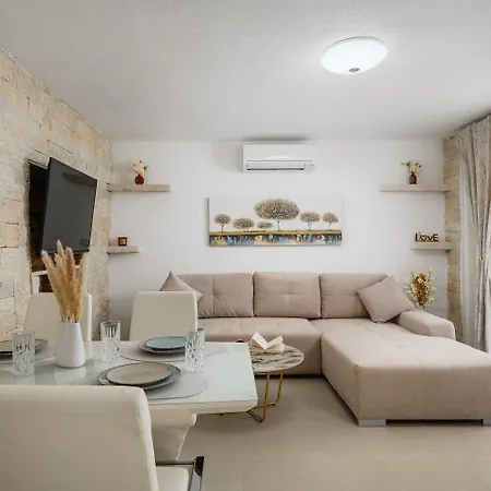 Eden Apartment *